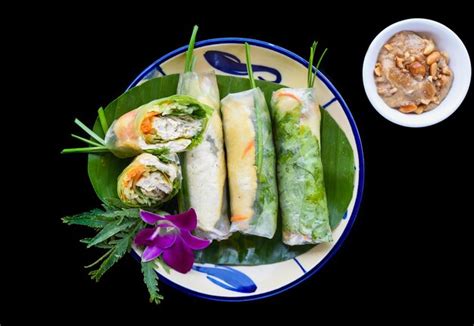 Rollitos De Primavera Nem Vietnamitas En Hoja Con Salsa Foto Premium