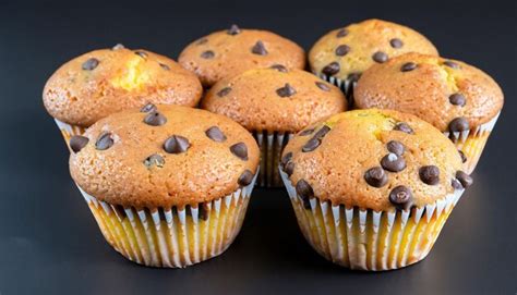 Un montón de muffins con trocitos de chocolate sobre un fondo negro