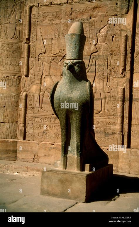 Falke Gott Horus Fotos Und Bildmaterial In Hoher Aufl Sung Alamy