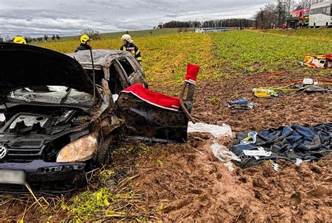 Schwerer Unfall Auf B Vw Golf Berschl Gt Sich Und Fahrer Wird