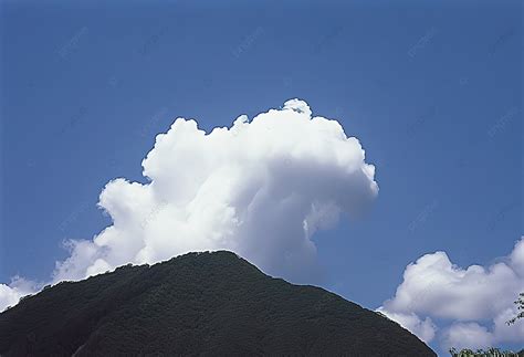hinh nen nen  trang tren bau troi xanh nen dam  ban ngay nui