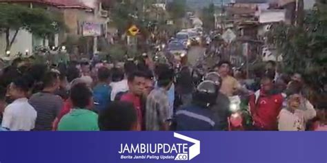 BREAKING NEWS Warga Tamiai Kerinci Juga Blokir Jalan Nasional Kerinci