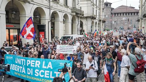 No Green Pass Ancora In Piazza A Torino In Testa Al Corteo Ci Sono