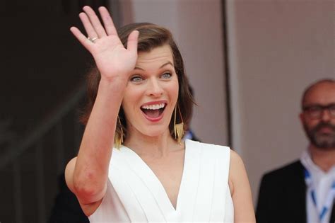 Milla Jovovich A Venezia 2014 Incinta Sul Red Carpet Del Festival