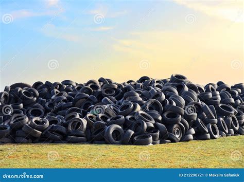 Waste Tires And Tyres At Landfill For Recycling Regenerated Tire