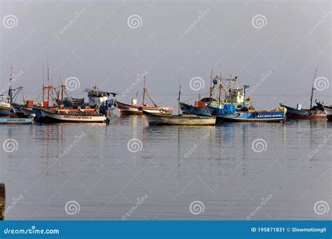 Barcos Pesqueros En El Puerto De Paracas Peru Foto Editorial Imagen