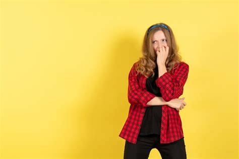 Mulher Jovem De Frente Para A Camisa Quadriculada Vermelha Posando E