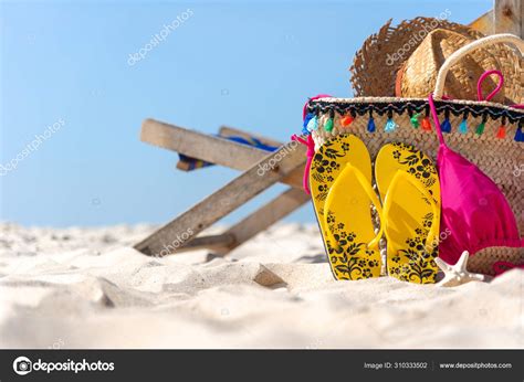 Viaje Verano Bikini Chanclas Sombrero Bolso Cerca Silla Playa Playa Foto De Stock