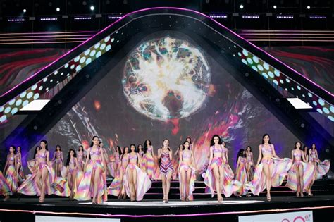 Thí sinh Hoa hậu Thế giới Việt Nam diễn bikini nóng bỏng nhưng lúng túng VOZ