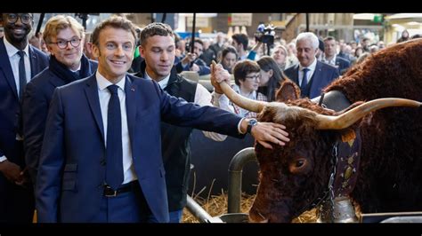 On Va Le D Gager Emmanuel Macron Sous Les Sifflets Et Les Bagarres