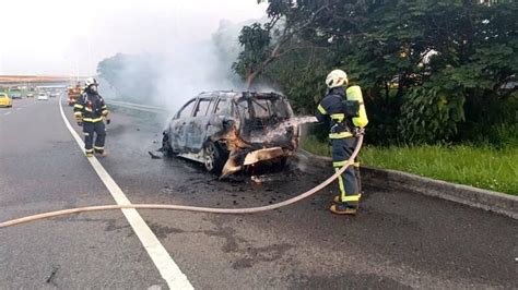 快訊國2驚傳火燒車！小客車「不明原因」燒成火球 占用2車道一度回堵4公里 中天新聞網