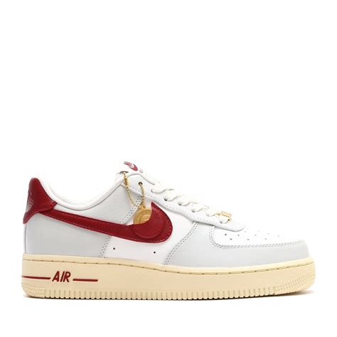 NIKE WMNS AIR FORCE 1 07 SE PHOTON DUST TEAM RED SUMMIT WHITE MUSLIN