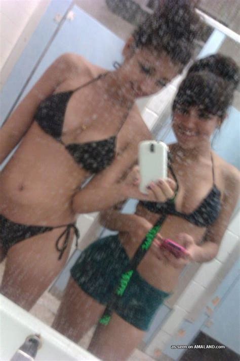 Jeunes En Bikini Qui S Adonnent Au Camwhoring Dans Les Toilettes D Une Station Baln Aire Photos