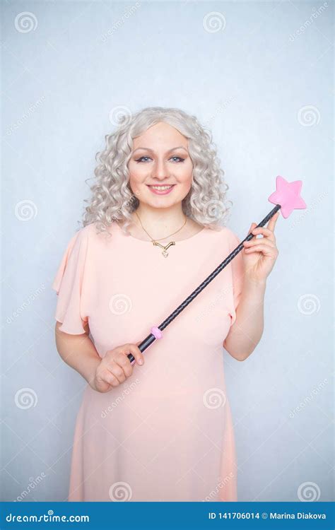 Jolie Femme Libertine Avec La Culture D équitation Rose D étoile La Femme Blonde Mignonne Tient