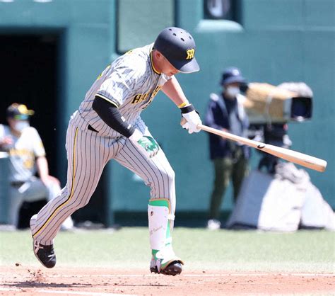 ＜ウエスタン・ソ・神＞2回無死、三ゴロで野村大と絞殺し交代した井上（撮影・中村 達也） ― スポニチ Sponichi Annex 野球