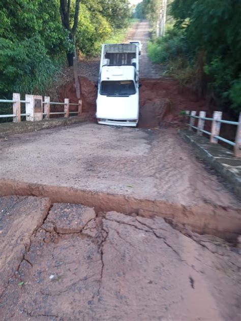 Ap S Chuva Intensa Cabeceira De Ponte Cede E Caminhonete Fica