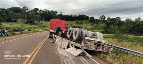 Volcó el acoplado de un camión cargado con cemento