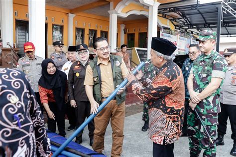 Salurkan Bantuan Ke Korban Bencana Pj Bupati Ciamis Ajak Untuk