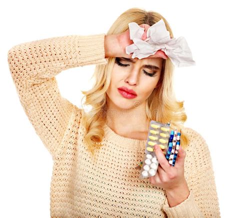 Mujer Joven Con El Pañuelo Que Tiene Frío Foto de archivo Imagen de