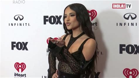 Becky G Aparece En Los Premios IHeart Radio Sin Su Anillo De Compromiso