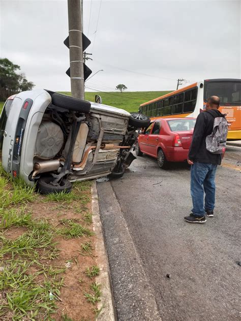 Acidente entre ônibus e carro deixa três feridos na zona leste Life