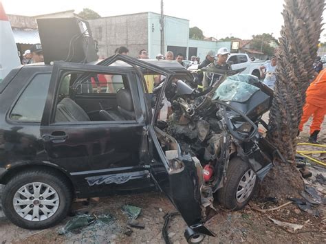 Motorista Fica Preso S Ferragens Ao Colidir Carro Contra Rvore Na Av