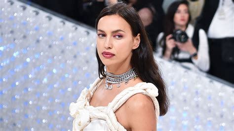 Irina Shayk Sa Balade En Culotte Sous Une Robe Transparente Et