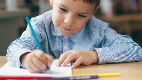 Un Profesor Manda Escribir Cinco Nombres De Colores Y La Respuesta De