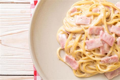 Espaguetis caseros con salsa de crema blanca con jamón estilo de