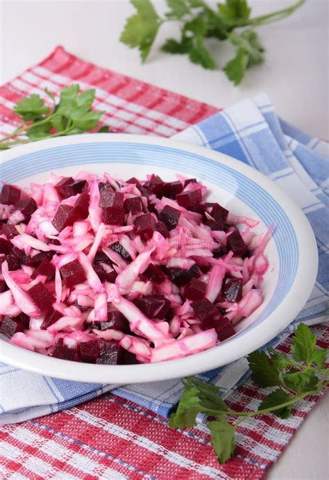 Salade Van Verse Wortelen Met Zonnebloemzaden En Sinaasappel Stock Foto