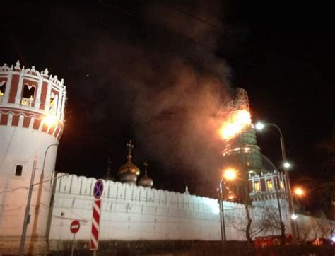 Mosca In Fiamme Il Campanile Del Monastero Novodevichy La Repubblica