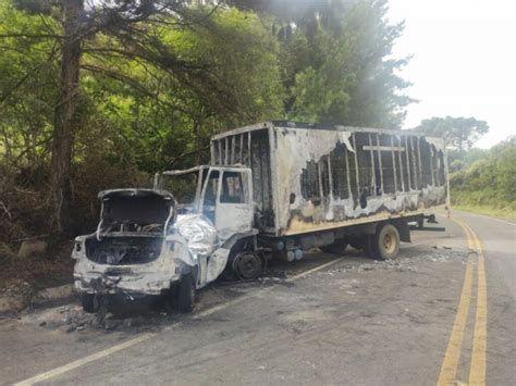 Carro E Caminhão Pegam Fogo Após Colisão E Casal Que Voltava Do