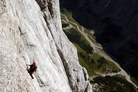 Marmolada S Dwand K Nigin Der W Nde Mit Bergf Hrer Von Animont