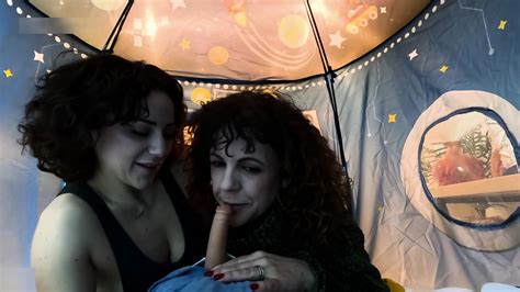 Juego De Rol De Madre E Hija Con Mamada Y Dildo