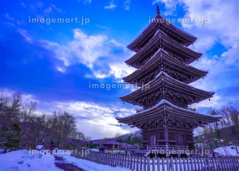 定義山西方寺の五重塔 冬の雪景色（宮城県仙台市）の写真素材 214335404 イメージマート