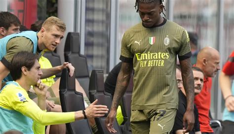 Foto Kesalnya Rafael Leao Saat Ditarik Lebih Awal Ketika Laga Ac Milan