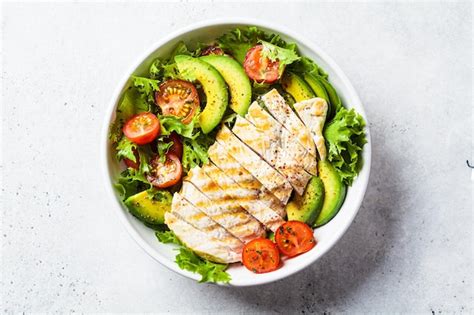 Salada De Peito De Frango Grelhado Abacate E Tomate Cereja Conceito