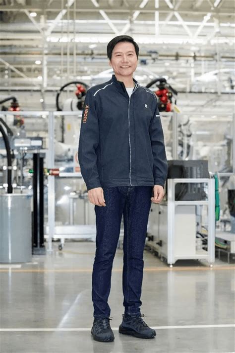 雷军晒小米汽车工厂工服照 网友：这服装卖吗