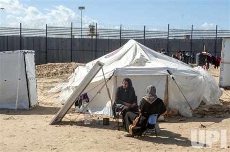 Photo: Refugee Camp for Palestinians Fleeing Fighting in Khan Yunis ...