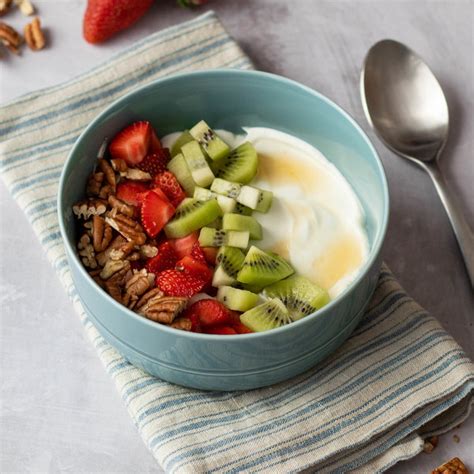 Mealime Strawberry Kiwi Greek Yogurt Bowl With Pecans