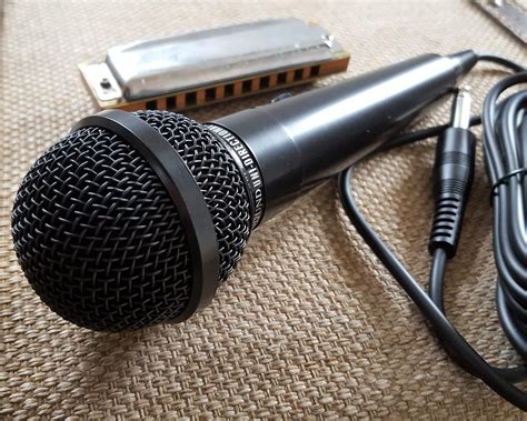 Dual-Z Harmonica microphone for amplified blues harmonica and vocals.