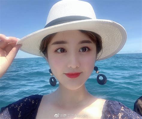 Thầy giáo hot boy cô giáo nữ thần ở Trung Quốc hậu nổi tiếng Người nghỉ việc đi du học người