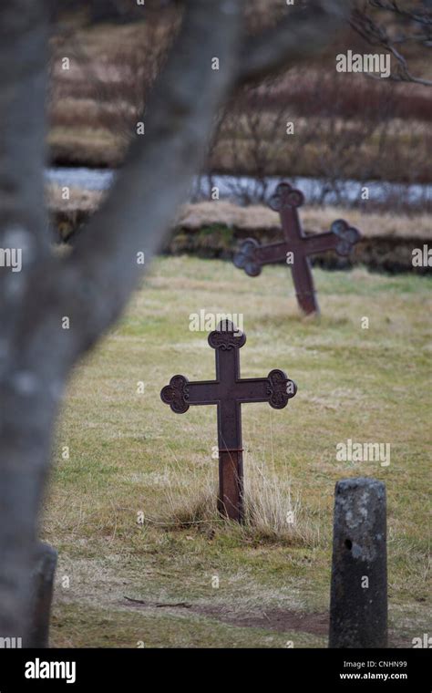 Croce In Ferro Battuto Nel Cimitero Immagini E Fotografie Stock Ad Alta