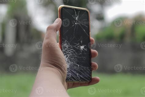 Mão Segurando O Vidro Do Lcd Do Celular Quebrado Rachado E Quebrado