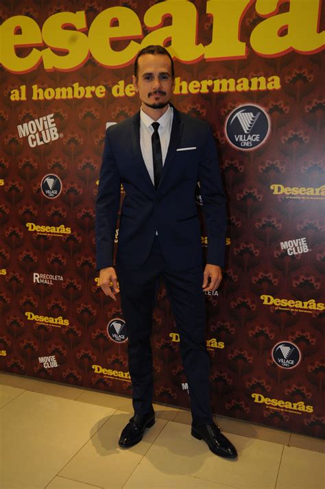 Con un vestido hot Pampita Ardohain deslumbró en el estreno de Desearás al hombre de tu