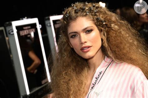 Modelo Trans Valentina Sampaio Brilha Na Passarela Do Victoria S Secret Show Lingerie