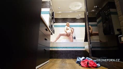 Czeska Milf Masturbuje Si Pod Prysznicem Xhamster