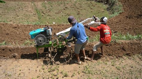 Kerja Keras Traktor Sawah Bekerja Membajak Lahan Kering Lahan Tegalan