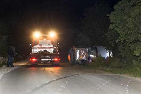 Slobodna Dalmacija Vozilo sletjelo s ceste kod Trogira ozlijeđene