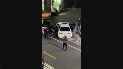 影／民喊有槍！當街攔車掏槍 三重警拔槍對峙 一查友軍辦案 時事 聯合影音